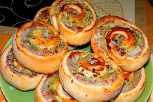 Мясные рулетики с овощным соусом