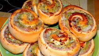 Мясные рулетики с овощным соусом