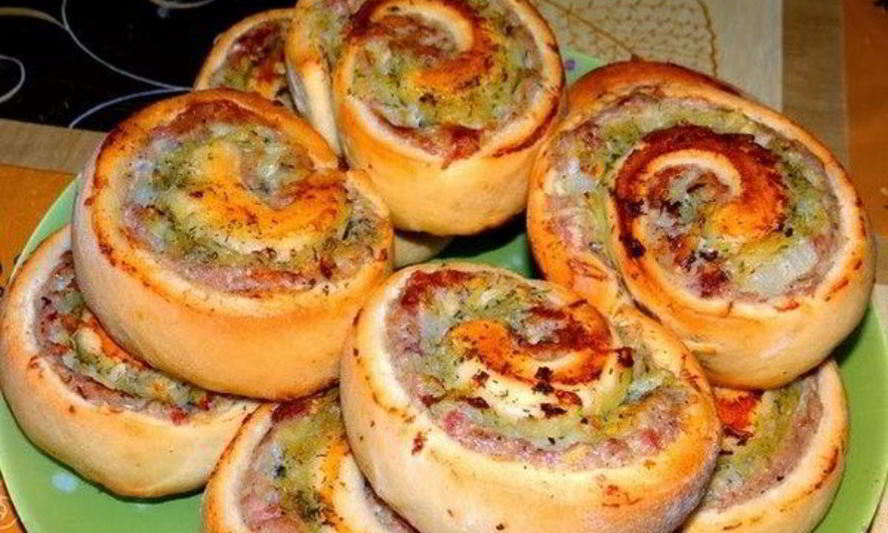 Рецепт мясных рулетиков с овощным соусом