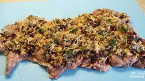 рулет из индейки с грибами и помидорами