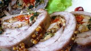 Рулет из индейки со шпинатом и орехами