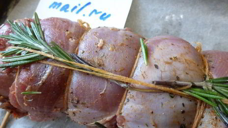 рулет из индейки со шпинатом и орехами