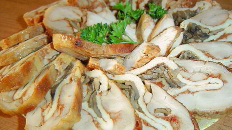 рулет из курицы с омлетом и грибами