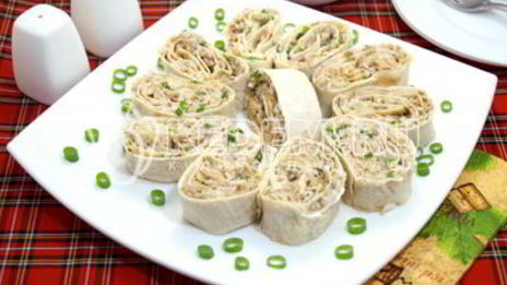 рулет из лаваша с консервированной рыбой