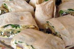 Рулет из лаваша с копченой куриной грудкой