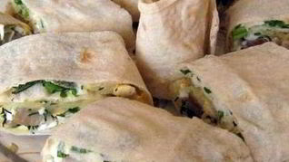 Рулет из лаваша с копченой куриной грудкой