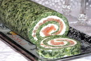 Рулет из шпината и семги со сливочным сыром
