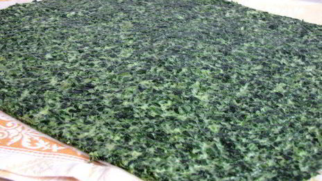 рулет из шпината и семги со сливочным сыром