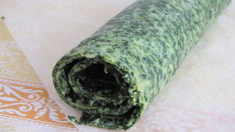 рулет из шпината и семги со сливочным сыром