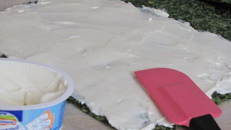 рулет из шпината и семги со сливочным сыром