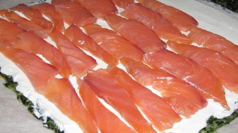 рулет из шпината и семги со сливочным сыром