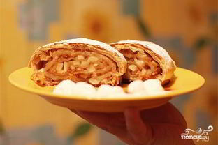 Рулет из слоеного теста с яблоками