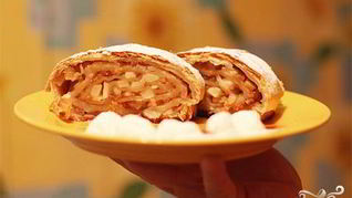 Рулет из слоеного теста с яблоками