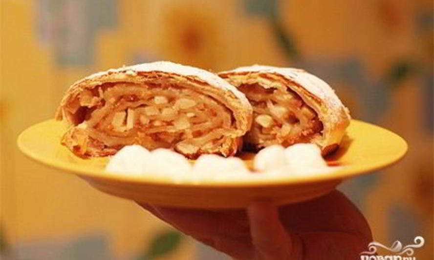 Рецепт рулета из слоеного теста с яблоками