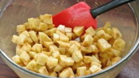 рулет из слоеного теста с яблоками