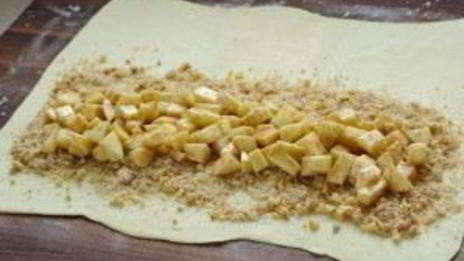 рулет из слоеного теста с яблоками