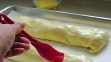 рулет из слоеного теста с яблоками