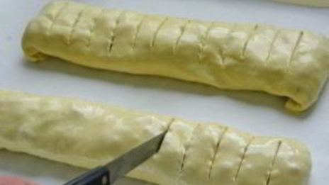 рулет из слоеного теста с яблоками