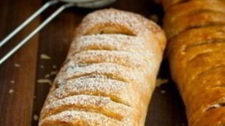 рулет из слоеного теста с яблоками