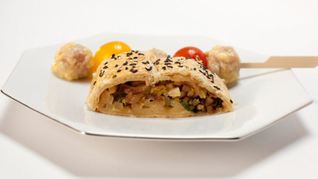 Рулет из слоеного теста с жареным картофелем