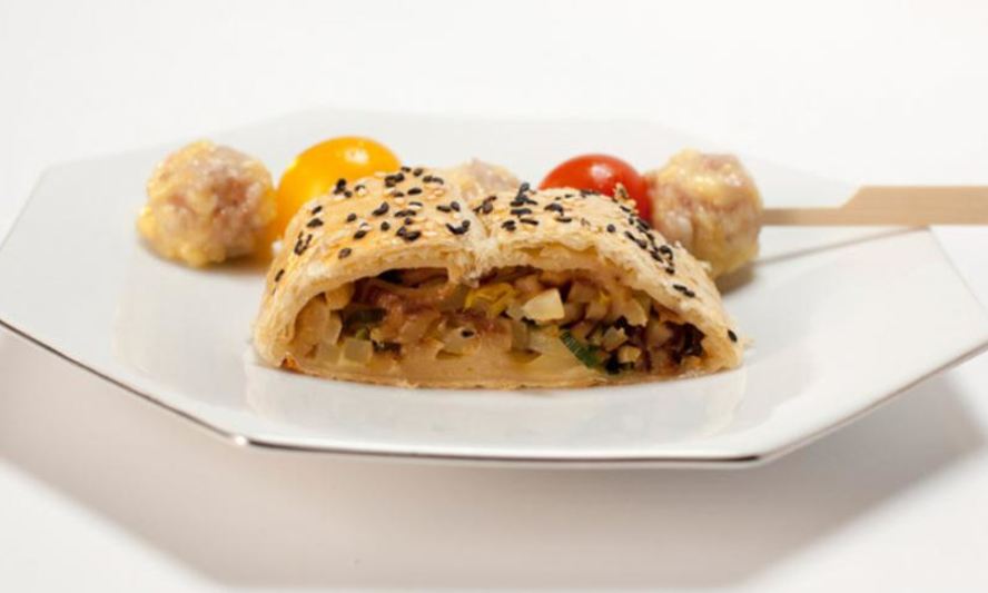 Рецепт рулета из слоеного теста с жареным картофелем