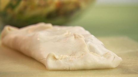 рулет из слоеного теста с жареным картофелем