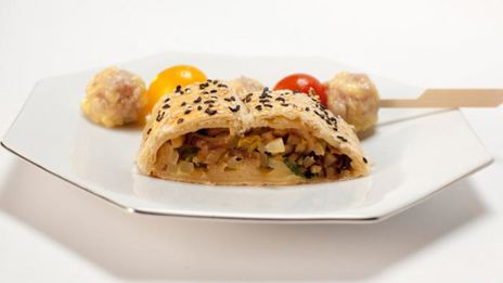 рулет из слоеного теста с жареным картофелем