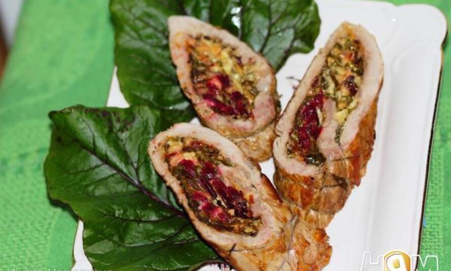 Рецепт рулета из свинины со свекольной ботвой и сыром