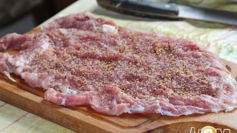 рулет из свинины со свекольной ботвой и сыром