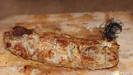 рулет из свинины со свекольной ботвой и сыром