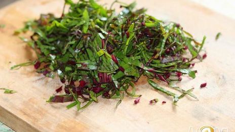 рулет из свинины со свекольной ботвой и сыром