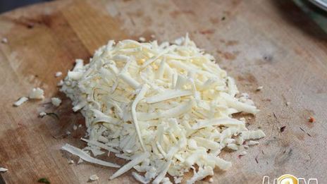 рулет из свинины со свекольной ботвой и сыром