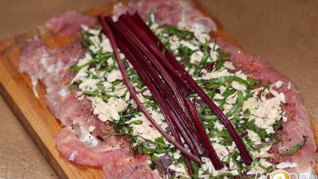 рулет из свинины со свекольной ботвой и сыром