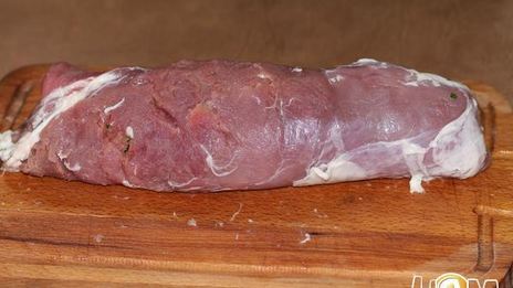 рулет из свинины со свекольной ботвой и сыром