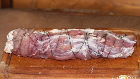 рулет из свинины со свекольной ботвой и сыром