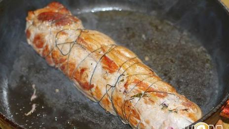 рулет из свинины со свекольной ботвой и сыром