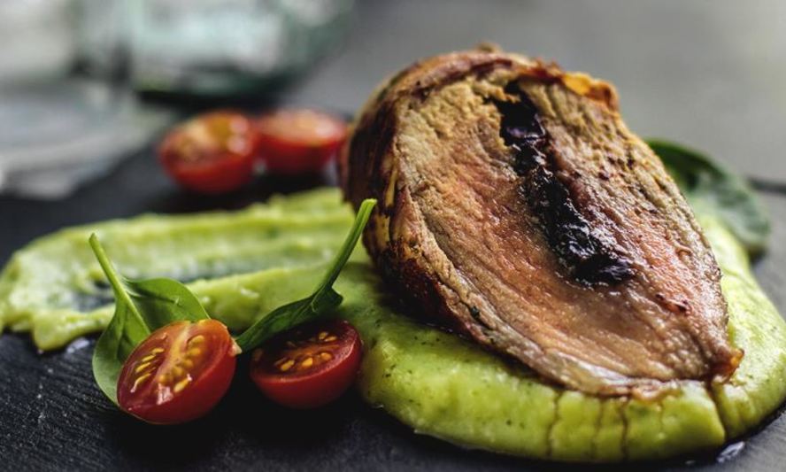 Рецепт рулета из свиной вырезки с черносливом и картофельным пюре со шпинатом