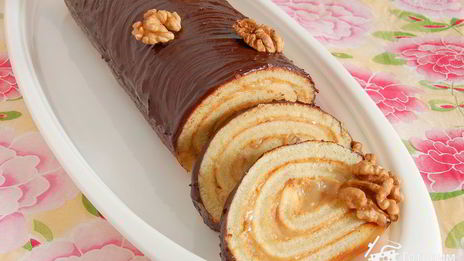 рулет из варенной сгущенки и орехов