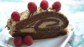 Рулет шоколадный с арахисовой пастой