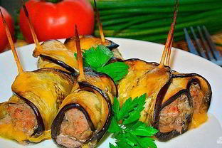 Рулетики из баклажанов с фаршем