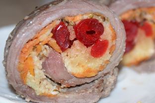 Рулетики из говядины с вишней и миндалем