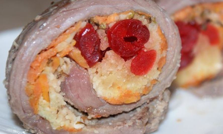 Рецепт рулетиков из говядины с вишней и миндалем