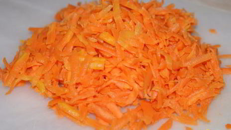 рулетики из говядины с вишней и миндалем