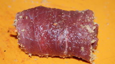 рулетики из говядины с вишней и миндалем