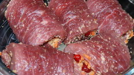 рулетики из говядины с вишней и миндалем