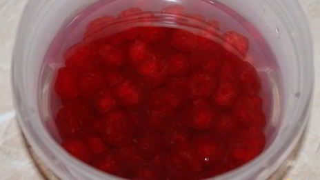 рулетики из говядины с вишней и миндалем