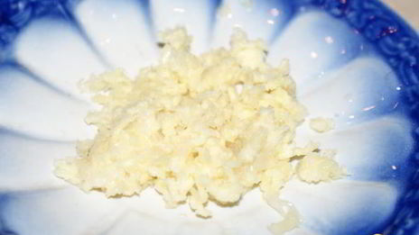 рулетики из говядины с вишней и миндалем