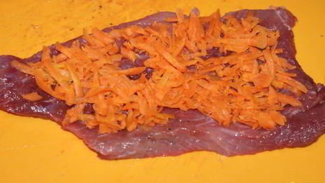 рулетики из говядины с вишней и миндалем