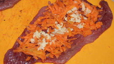 рулетики из говядины с вишней и миндалем