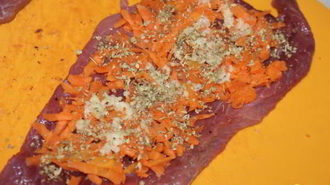 рулетики из говядины с вишней и миндалем